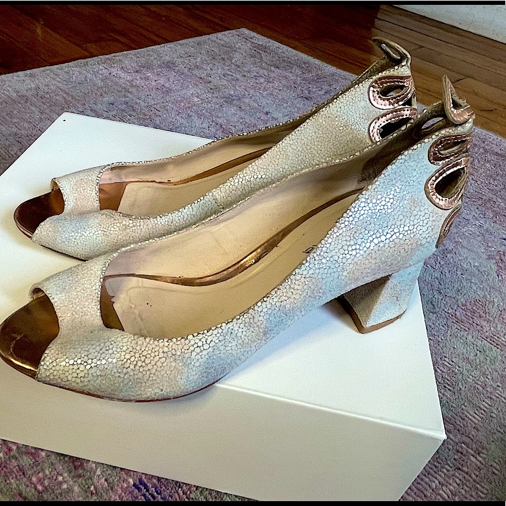 Vero Cuoio, Guilhermina Womens Peep Toe 2 inch pumps